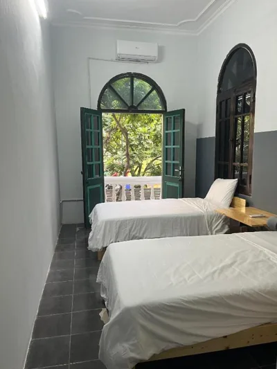 Habitación con dos camas individuales y terraza — Hanoi AVANA HOMESTAY LONG BIEN